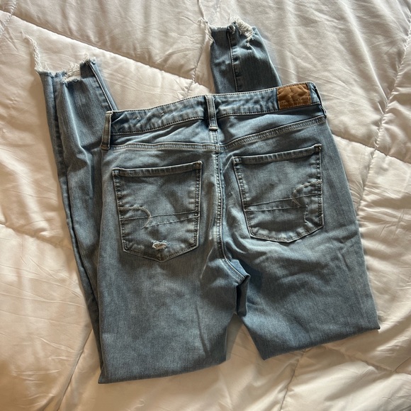 American Eagle women’s light washed ripped jeans - Picture 4 of 4